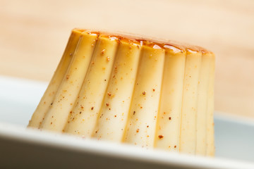 Flan casero. Vista de frente y de cerca macro