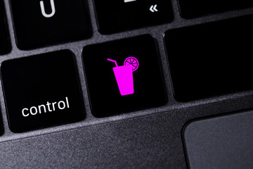 clavier d'ordinateur avec icône alcool