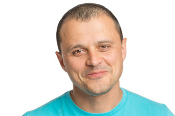 Obraz premium Ładny mężczyzna, śmiejąc się, na białym tle