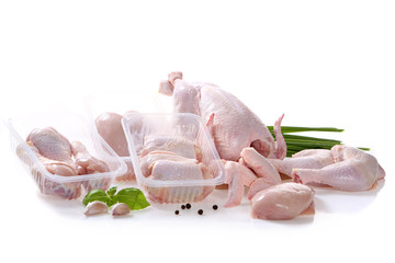 Drób. Porcjowane mięso kurczaka  na tackach plastikowych
