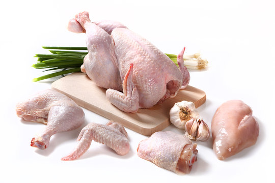 Drób. Kurczak zagrodowy i części mięsa. Kompozycja mięsna na białym tle.