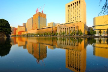 外堀に映り込む日比谷のビル群
お濠に映り込むビルがきれいだ