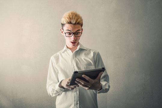 giovane studente che studia con il tablet - Powered by Adobe