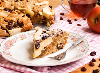 Pie with apples and raisins