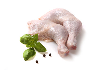 Świeże udka, udka drobiowe na białym tle © JacZia