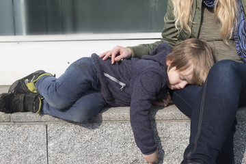 Detalle de pequeño niño (5 años) durmiendo tumbado sobre su madre.