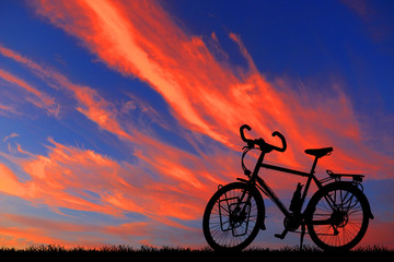 Fototapeta premium silhouette vintage bike on sunrise
