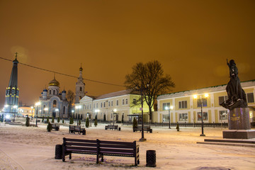 Fototapeta na wymiar MALOYAROSLAVETS, RUSSIA - DEC. 2015: The Night Maloyaroslavets. Central square 