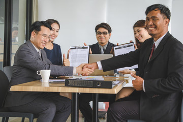 Business people are discussing work.