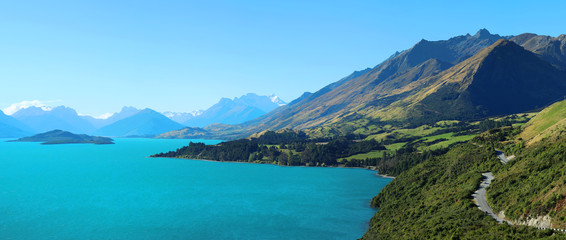 Obraz premium Beautiful view the Wakatipu lake surrounded by mountains