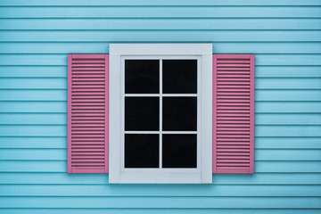 Blue wooden walls and pink windows, rough surfaces and colorful color, the outside of the house is a modern style