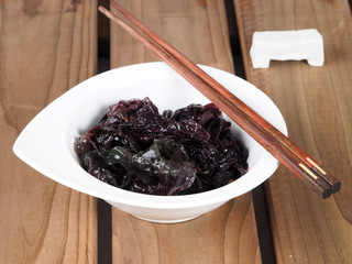 Nori Seaweed – Alga Nori	

Edible seaweed of the red algae. Binomial name: Porphyra Umbilicalis. It is used in dried sheets to wrap the sushi.