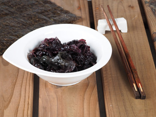 Nori Seaweed – Alga Nori	

Edible seaweed of the red algae. Binomial name: Porphyra Umbilicalis. It is used in dried sheets to wrap the sushi.