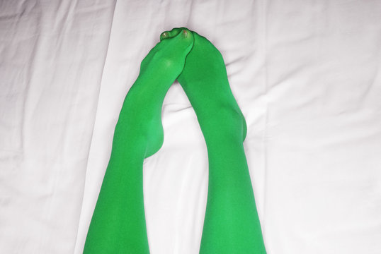 Femme au collant vert