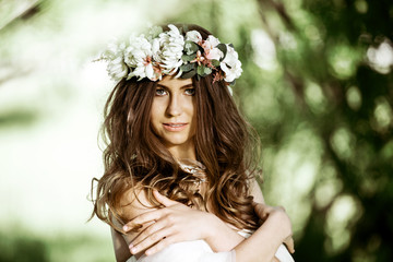 Naklejka premium Brunette bride in fashion white wedding dress with makeup
