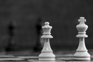 Scacchi fotografati su una scacchiera