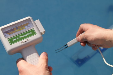 Wasser Test im Schwimmbad