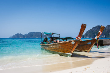 Fototapeta na wymiar Traditional thai long tail boats on the beach of Phi Phi Island (Ko Phi Phi), Thailand