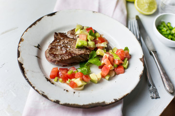 Rinderfilet mit Tomaten-Avocado-Salat