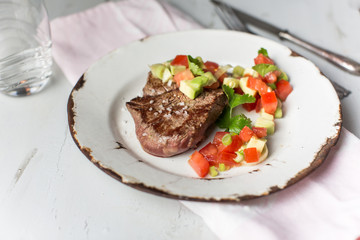 Rinderfilet mit Tomaten-Avocado-Salat