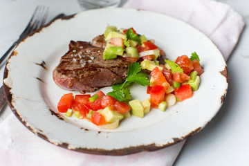 Rinderfilet mit Tomaten-Avocado-Salat