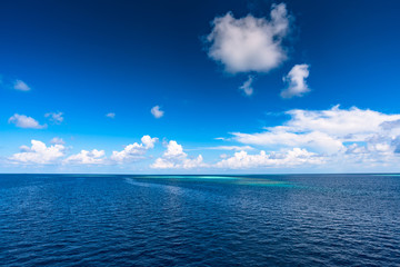 モルディブの青い海と空
