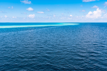 Obraz premium モルディブの青い海と空