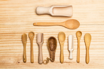Cucharas de madera de diferentes formas y tamaños. Vista superior