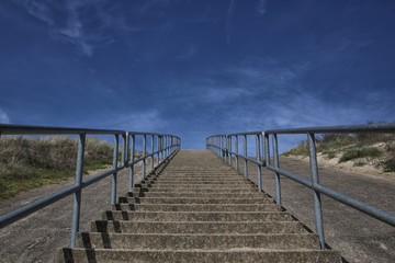 Treppe führt nach oben in einen blauen Himmel