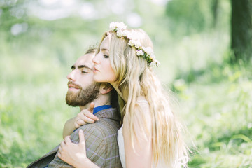 Obraz premium beautiful bride and groom in the national park, porteret wedding decoration