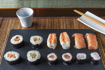 Sushi en plato de pizarra