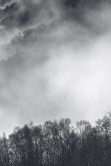 Fototapeta na wymiar Crête de montagne dans les nuages