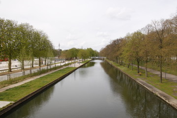 Fototapeta na wymiar Canal du Parc de la Citadelle à Lille, Nord