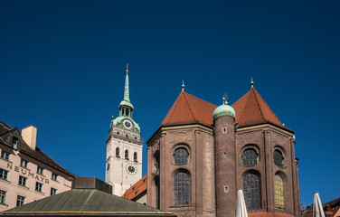 Fototapeta premium München - Viktualienmarkt - Peterskirche