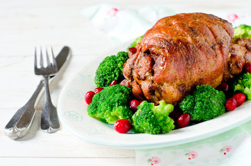 Baked roll from turkey thigh with broccoli and cranberries
