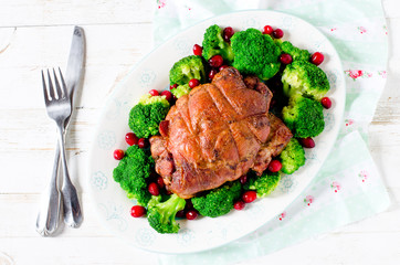 Baked roll from turkey thigh with broccoli and cranberries