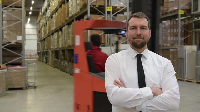 erfolgreicher Gesch&auml;ftsmann einer Logistikfirma im Warenlager // successful businessman of a logistics company in a warehouse