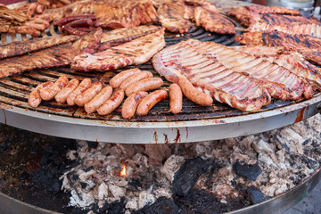 Gigante Barbacoa Circular de Chorizos, Salchichas, Costillas, Panceta y todo tipo de Carne Asada a la Brasa