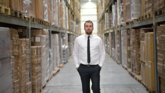erfolgreicher Gesch&auml;ftsmann einer Logistikfirma im Warenlager // successful businessman of a logistics company in a warehouse