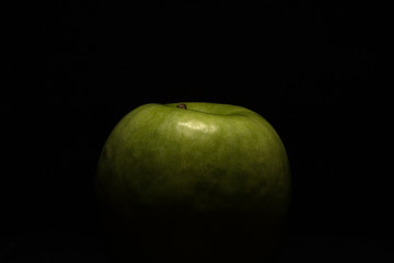 grüner Apfel von oben Beleuchtet vor schwarzem Hintergrund