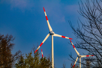 Windräder bei schönem Wetter