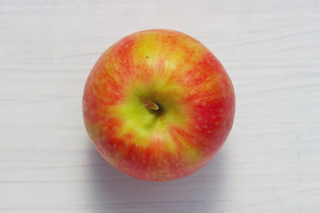 Apfel auf weissem Grund