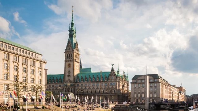Zeitraffer vom Hamburger Rathaus mit bewegten Wolken am Tag, Deutschland