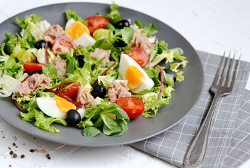 Tuna Salad Cabbage Arugula Oil Pepper Tomatoes Cherry Eggs Olive Vegetables  Preparation Lifestyle Healthy Spring Food Vegetarian Diet 