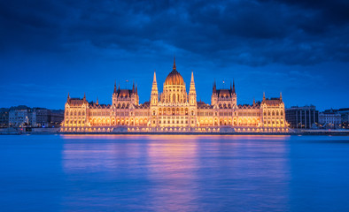 Fototapeta premium Famous Hungarian Parliament in dusk