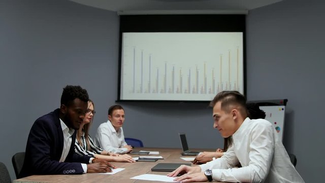 Conclusion multietnicita mutually beneficial transactions between African American and European. Transfer of ownership in the conference room. The Board of Directors. Business meeting.