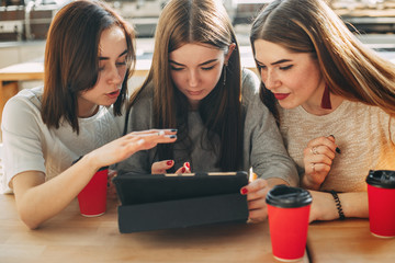 Students read and discuss their task at tablet pc