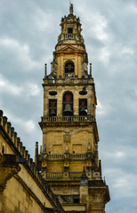 Fototapeta na wymiar Torre-campanario de la Mezquita-Catedral de Córdoba, España
