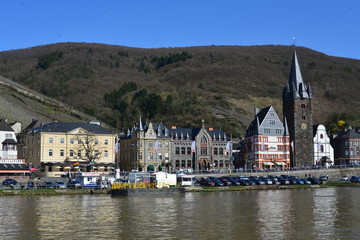 Obraz premium Uferpromenade in Bernkastel Kues Rheinland-Pfalz 