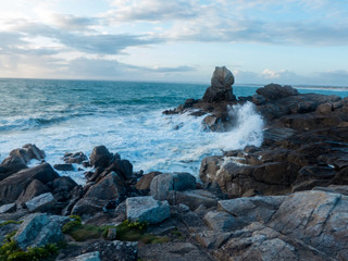 Fototapeta na wymiar rochers battus par les vagues